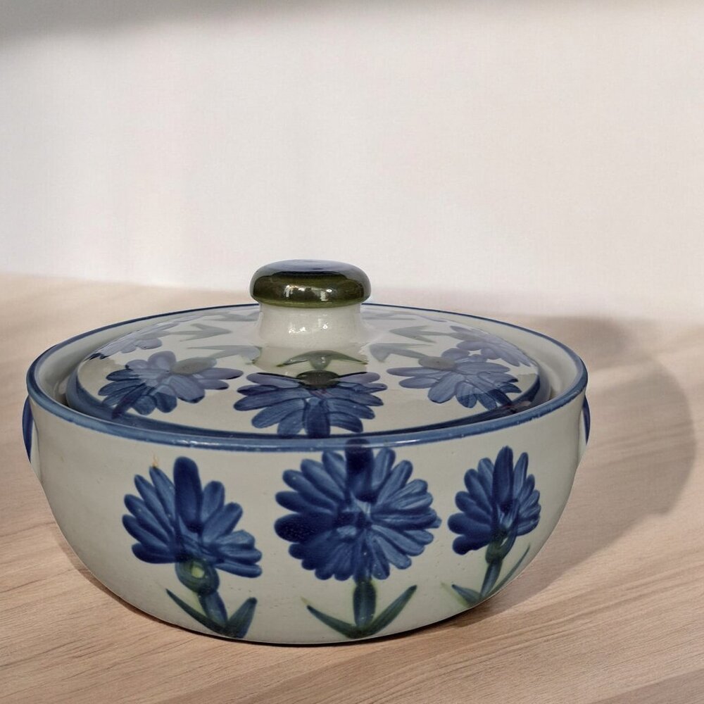 Louisville Kentucky Stoneware Bachelor Button Flower Covered Casserole Dish